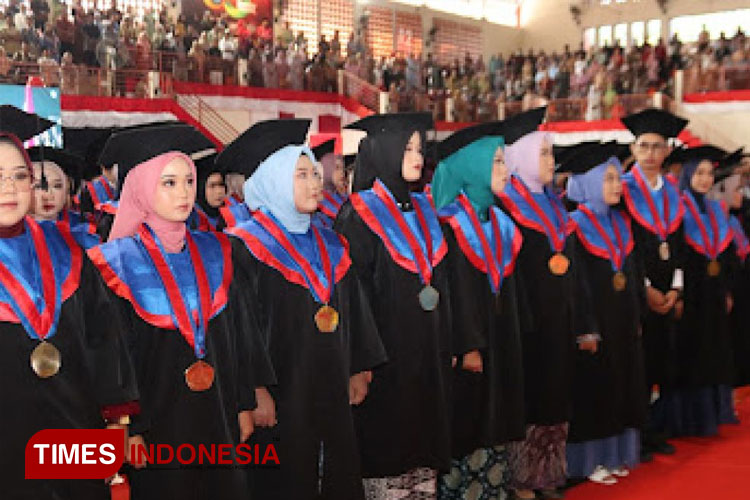 Sebanyak 511 wisudawan Polije tengah mengikuti prosesi wisuda ke-45. (Foto: Humas Polije)