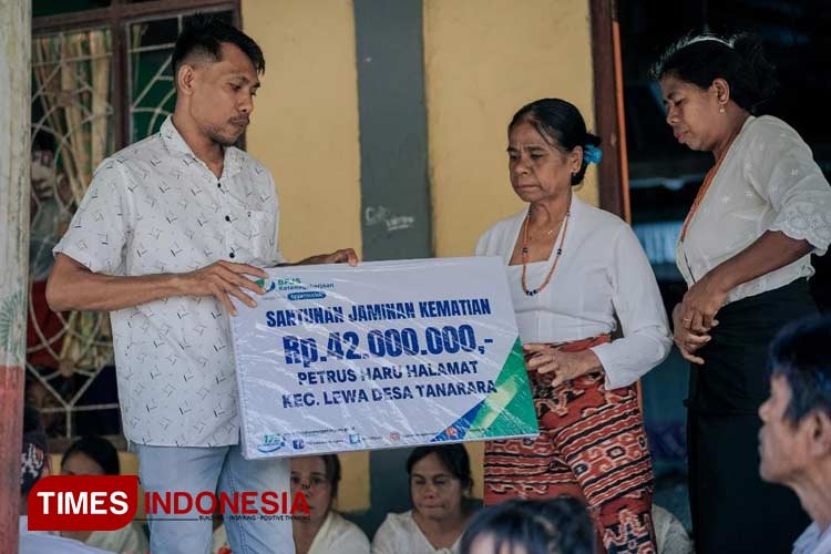 Ahli waris almarhum Petrus Haru Halamat Petani di Kecamatan Lewa mendapat santunan Rp42 juta dari Jamsostek.(FOTO: Habibudin/TIMES Indonesia)