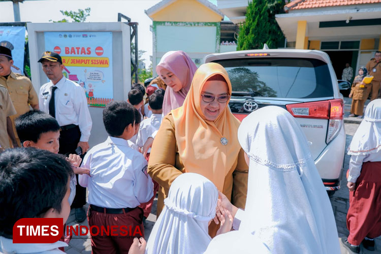 Wakil Bupati Gresik, Aminatun Habibah saat sidak ke sekolah meninjau MPLS (FOTO: Diskominfo Gresik for TIMES Indonesia).