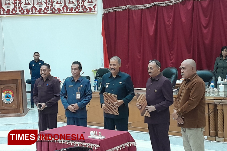 Usai penandatanganan keputusan DPRD dan Pemkab Sumba Timur di Ruang Paripurna DPRD Sumba Timur.(FOTO: Habibudin/TIMES Indonesia)
