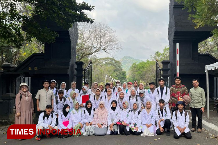 Mahasiswa Farmasi Fakultas Kedokteran Unisma Malang melakukan kunjungan lapang ke taman toga dan glass house Kebun Raya Purwodadi.