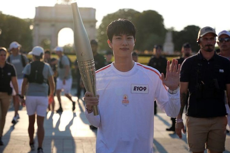 Jin BTS Bawa Obor Olimpiade Paris 2024 di Etape 58