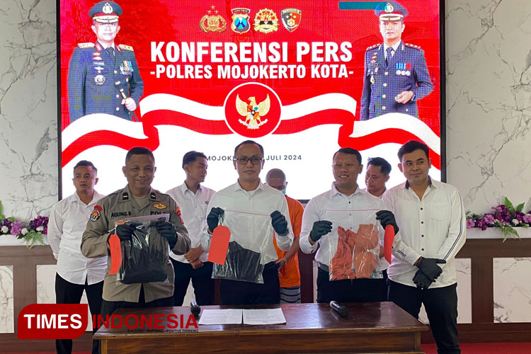 Konferensi pers ungkap kasus pelecahan remaja dengan janji-janji dinikahi. Senin (15/7/2024). (Foto: Theo/TIMES Indonesia)