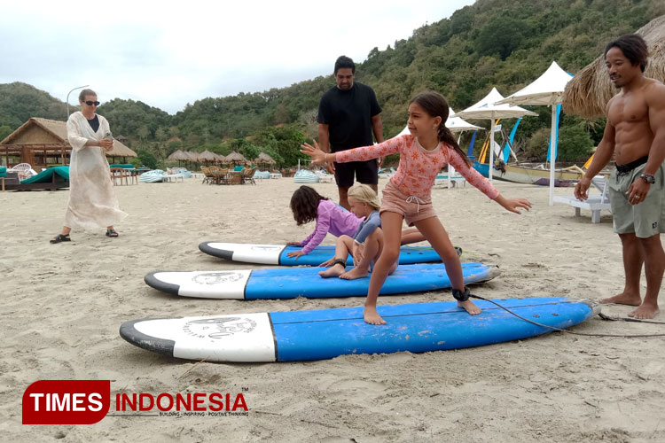 Lantis-Surfing-School-di-Pantai-Selong-Belanak-1.jpg