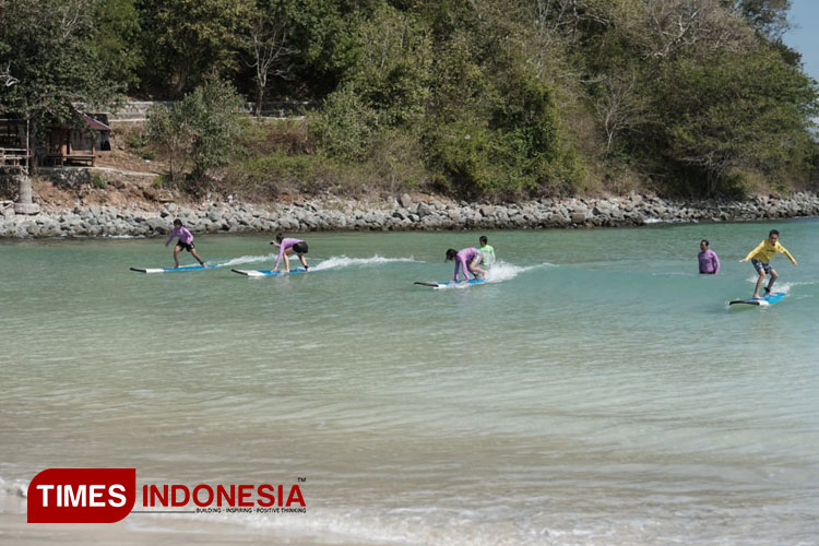 Lantis-Surfing-School-di-Pantai-Selong-Belanak-2.jpg