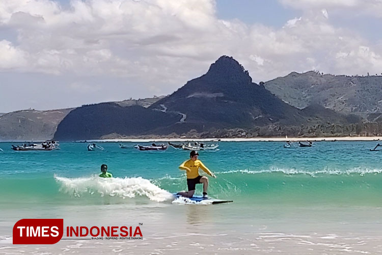 Lantis-Surfing-School-di-Pantai-Selong-Belanak-3.jpg