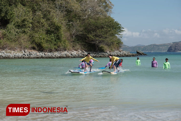 Lantis-Surfing-School-di-Pantai-Selong-Belanak.jpg