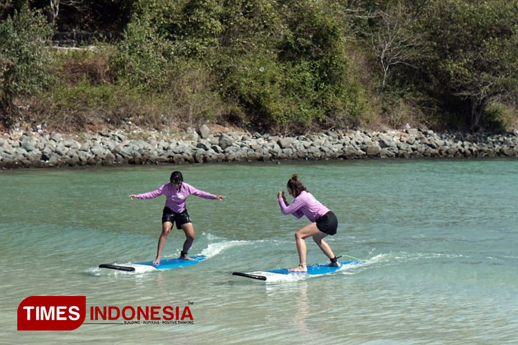 Peserta didik Lantis Surfing School di Pantai Selong Belanak, Loteng, NTB. (Foto: Jafar/TIMES Indonesia)