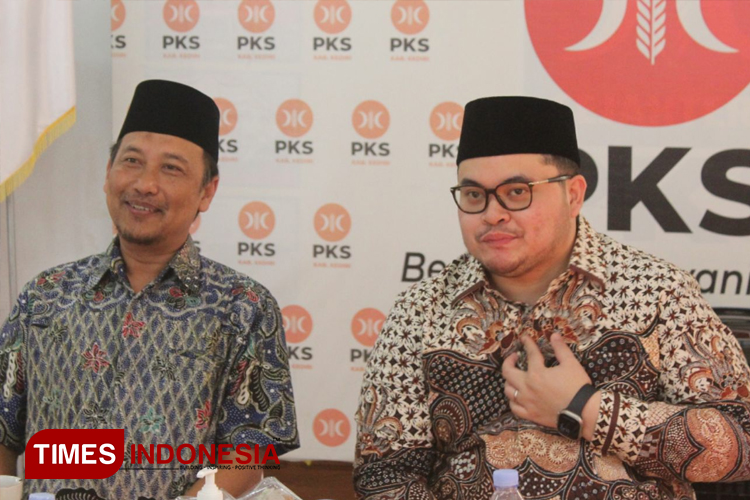 Ketua DPD PKS Kabupaten Kediri Marenda Darwis bersama Hanindhito Himawan Pramana dalam sebuah kesempatan (foto : yobby/Times Indonesia)