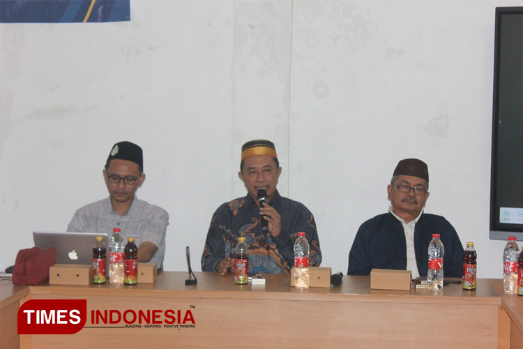 Rektor UNUJA Ra Hamid saat menghadiri rapat koordinasi PTKIS Tapal Kuda (FOTO: Moh Bahri/TIMES Indonesia)