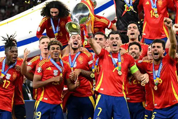 Pemain Timnas Spanyol merayakan kebarhasilan juara Euro 2024 dengan mengalahkan Inggris 2-1. (Foto: UEFA)