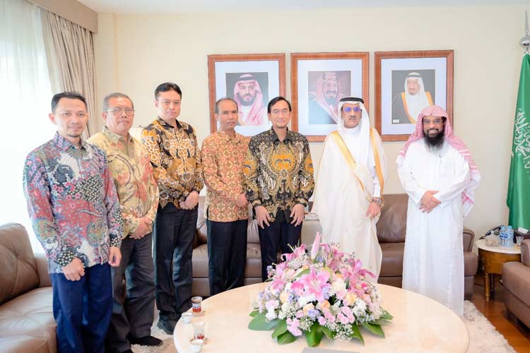 Para pimpinan Universitas Brawijaya saat melakukan kunjungan ke Kedutaan Besar Arab Saudi pada Jumat (12/7/2024). (Foto: Humas UB)