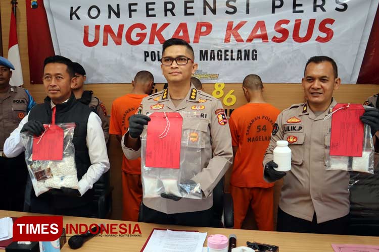 Wakapolresta Magelang, Kombes Pol Roman Smaradhana Elhaj, S.H., S.I.K., M.H., didampingi PS Kasatresnarkoba Tri Widaryanto, S.H., M.H. dan Kasihumas Iptu Lilik Purwaka, S.Psi., saat Konferensi Pers. (FOTO: Sulistiyo/ TIMES Indonesia)