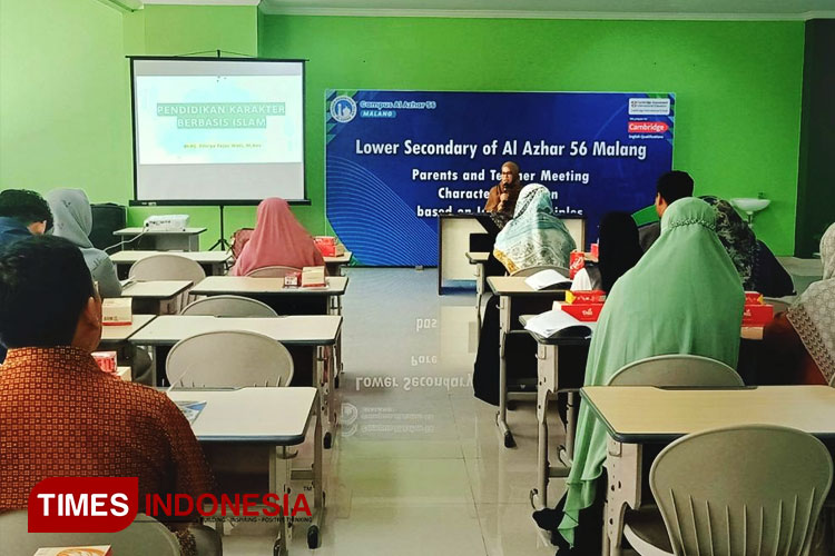 dr. Fitri saat memberikan urian materinya didepan peserta seminar parenting SMP Islam Al Azhar 56 Malang. (FOTO: AJP TIMES Indonesia)