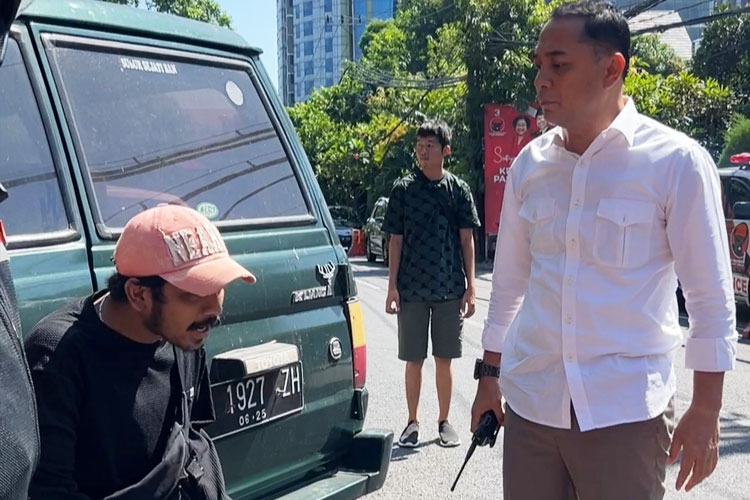 Wali Kota Surabaya, Eri Cahyadi saat menemukan oknum jukir liar di kawasan KBS. (FOTO: Istimewa)