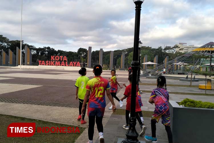 Sejumlah anak saat berolahraga di Alun-alun Dadaha Kota Tasikmalaya, foto diambil Selasa (16/7/2024) pagi (FOTO: Harniwan Obech/TIMES Indonesia)