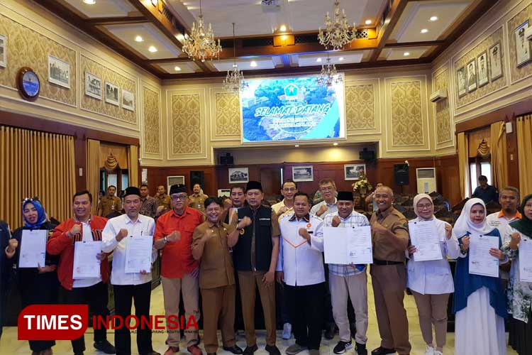 Penyaluran bantuan untuk Partai politik di Kota Malang dari Pemkot Malang, Selasa (16/7/2024). (Foto: Achmad Fikyansyah/TIMES Indonesia) 