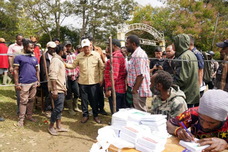 Anggota Bawaslu RI, Totok Hariyono mengawasi Pemungutan Suara Ulang (PSU) di Kabupaten Jayawijaya, Provinsi Papua Pegunungan, Sabtu, (13/7/2024). (FOTO: Bawaslu RI for TIMES Indonesia)