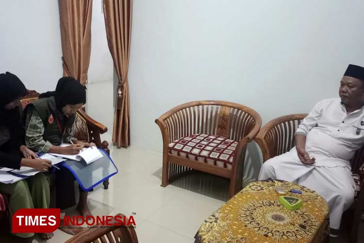 Baru Keluar RS, Pantarlih di Bondowoso Lakukan Coklit dengan Perban di Kaki