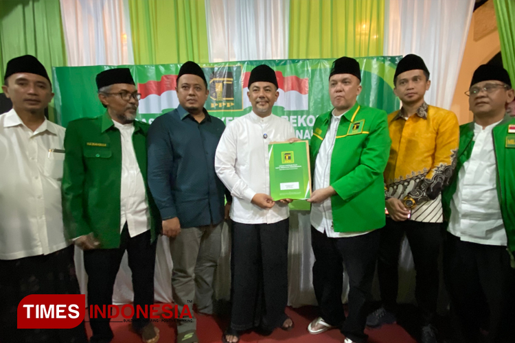 Penyerahan rekomendasi PPP kepada pasangan Gus Haris dan Ra Fahmi. (Foto: Abdul Jalil/TIMES Indonesia)