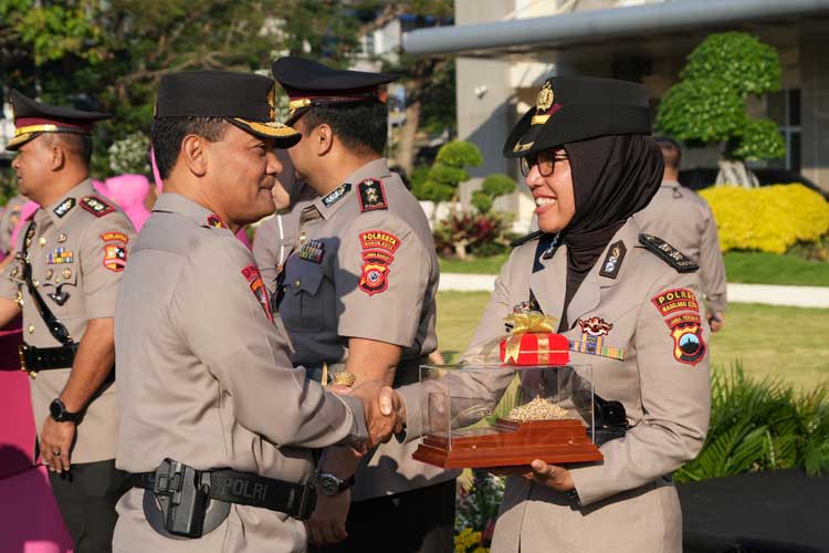 Kapolda Jateng, Irjen Pol. Drs. Ahmad Luthfi, S.St.Mk., S.H. saat memberikan ucapan selamat kepada AKBP Herlina, S.I.K., M.H. (FOTO: Dok. Bid. Humas Polda Jateng)