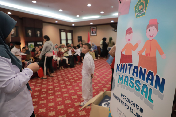 Kementerian Agama (Kemenag) melalui Direktorat Penerangan Agama Islam (Penais), Direktorat Jenderal Bimas Islam, menggelar acara Khitanan Massal. (FOTO: dok Kemenag)