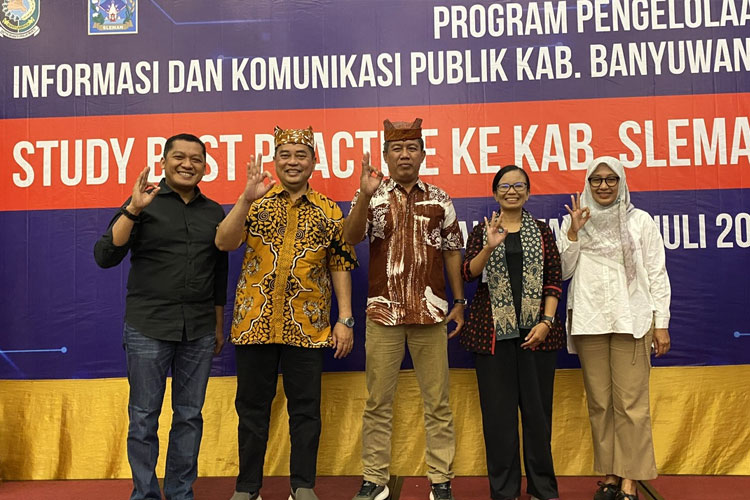 Kepala Dinas Komunikasi dan Informatika (Kominfo) Banyuwangi, Budi Santoso dengan didampingi Sekretaris Dinas (Sekdin) Kominfo Banyuwangi, Rahmawati Setyoardini, bersama Asisten Sekda Bidang Administrasi Umum Kabupaten Sleman, Eka Suryo Priha