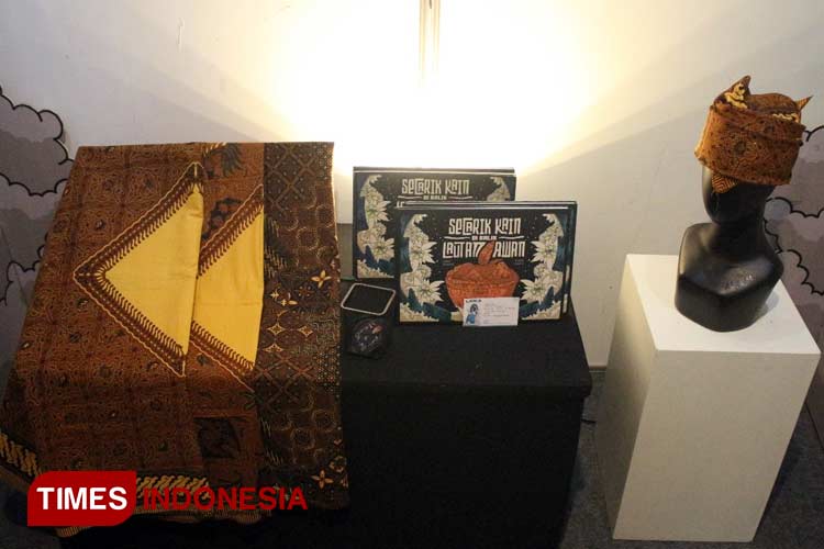 Kain Udeng Tengger, buku “Lipatan Semesta di Balik Lautan Awan”, dan contoh pemakaian Udeng Tengger oleh Djoedi Sanrio pada pameran desain “LAIKA”, di SO! Boutique Hostel. Malang. (FOTO: Abbel Glory Firnandiz/TIMES Indonesia)