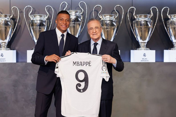 Kylian Mbappe resmi diperkenalkan sebagai pemain baru Real Madrid di Santiago Bernabeu pada Selasa (16/7/2024). (Foto: ANTARA/HO-Real Madrid)