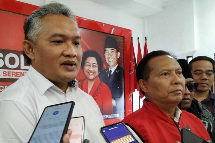 dr Ari Purnomo Adi (kiri) bersama Ketua DPC PDI Perjuangan Kabupaten Kediri Murdi Hantoro.