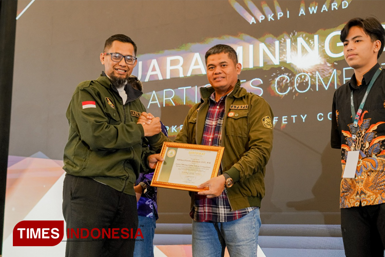 Karyawan PT BSI, Adhitya Chandra Setyawan berhasil meraih juara 2 perlombaan Asosiasi Profesi Keselamatan Pertambangan Indonesia (APKPI) Mining Safety Competition 2024. (Foto : Syamsul Arifin/TIMES Indonesia)