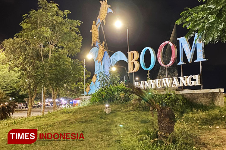 Menikmati Sensasi Langit Malam, Pantai Marina Boom Banyuwangi