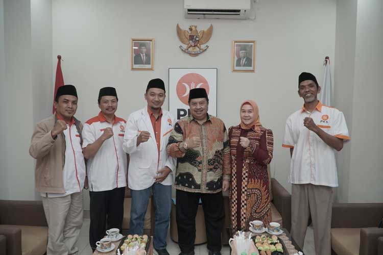 Warsubi Kades Mojokrapak (baju batik) menerima SK dari DPP PKS untuk maju Pilkada Jombang di kantor DPTW PKS Jawa Timur, Selasa (16/7/2024). (FOTO: Dok. PKS for TIMES Indonesia)