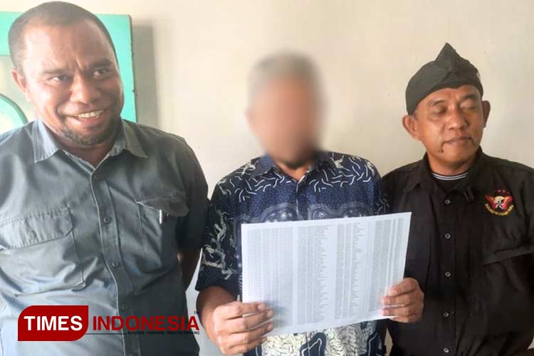 Djando Gado Hoka, SH (kiri), ketua LSM Squad Nusantara, mendampingi orang tua murid. (Foto: Agus Purwoko/TIMES Indonesia)