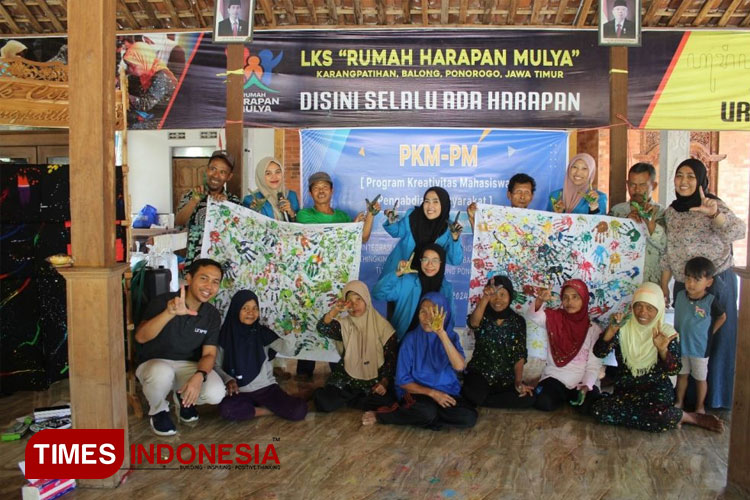 Tim PKM-PM UNIPMA bersama penyandang tunagrahita di LKS Rumah Harapan Mulya di Desa Karangpatihan, Kecamatan Balong, Ponorogo. (Foto: Humas UNIPMA for TIMES Indonesia)