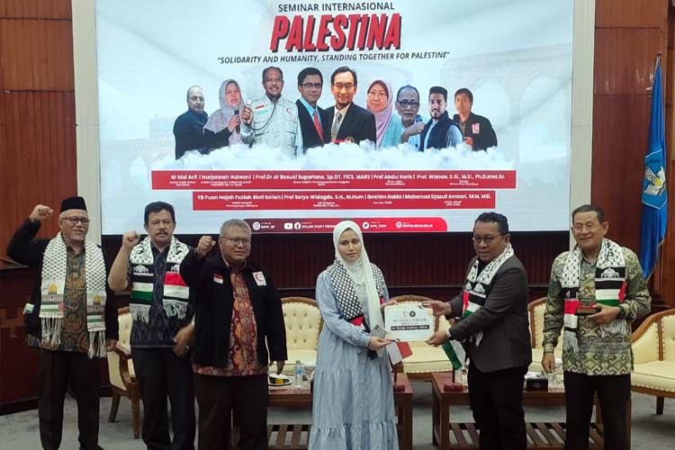 Sekretaris UB Dr. Tri Wahyu Nugroho saat memberikan beasiswa secara simbolis kepada dr Ikram Medhat Abbas, dokter asal Palestina yang baru mengungsi dari Gaza. (Istimewa)