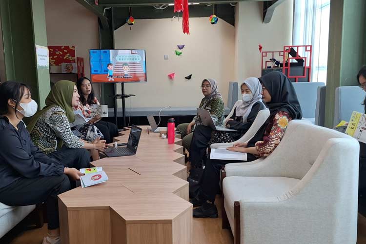 Dosen Bahasa Mandarin UM Kembangkan Media Digital Inovatif  untuk Tingkatkan Keterampilan Menulis