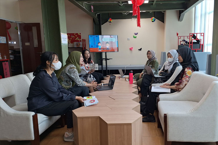 Uji coba produk pembelajaran melibatkan sejumlah ahli media dan ahli materi serta melibatkan mahasiswa UM (FOTO: Tim Peneliti)