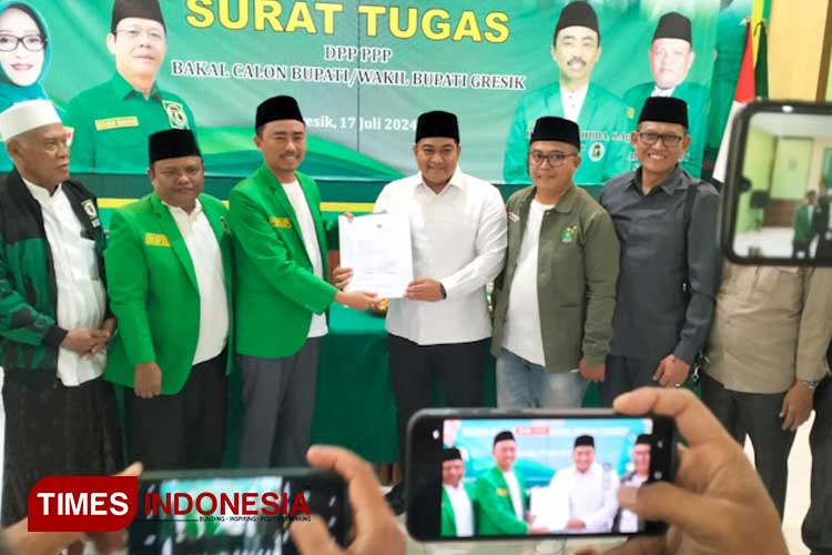 Pemberian surat penugasan dari DPP PPP untuk Bacabup Gresik M Syahrul Munir. (Foto: Akmal/TIMES Indonesia)