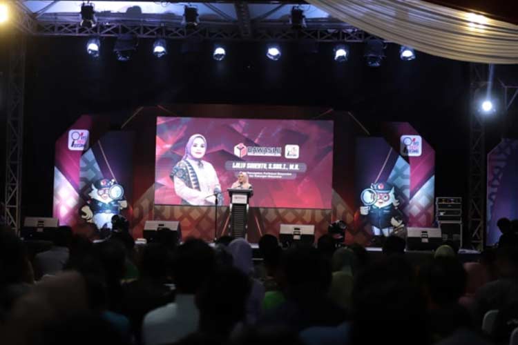 Anggota Bawaslu RI, Lolly Suhenty memberikan sambutan di kegiatan Kick Off Pengawasan Pemilihan Serentak Tahun 2024 di Sulawesi Tenggara (Sultra), Senin (15/7/2024). (FOTO: Bawaslu RI for TIMES Indonesia)