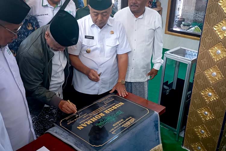 Bupati Malang, HM Sanusi, bersama Ketua PCNU Kabupaten Malang, KH. Hamim Kholili, dan Ketua Baznas Kabupaten Malang, KH. Khoirul Hafidz F., saat peletakan baru pertama pembangunan Rumah Terpadu NU untuk dhuafa, di Gedangan, Kabupaten Malang,