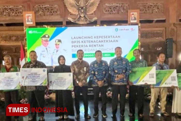 Bupati Sugiri Sancoko didampingi Sekda Ponorogo Agus Pramono saat mendaftarkan 2.600 pekerja rentan ke BPJS ketenagakerjaan. (Foto: Marhaban/TIMES Indonesia)