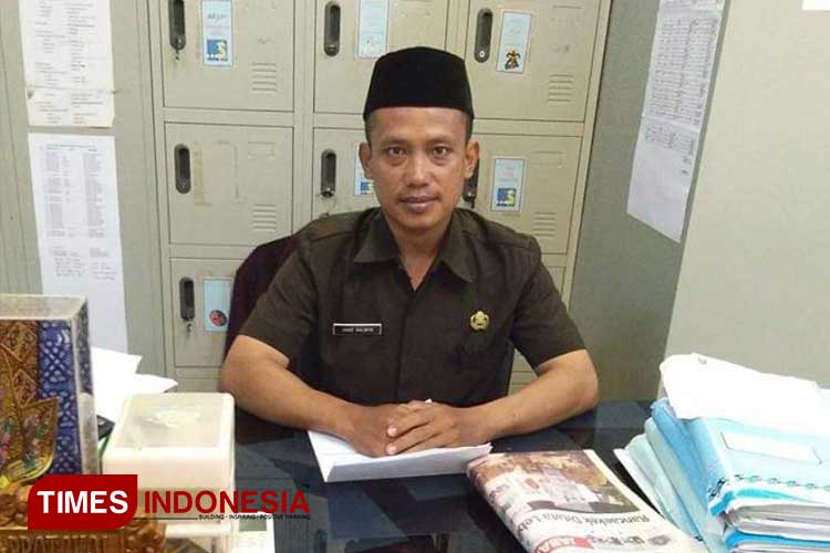 Humas DPRD Pangandaran Aang Kalwan menerangkan pelantikan anggota DPRD dilaksanakan Agustus 2024. (Foto: Syamsul Ma'arif/TIMES Indonesia)