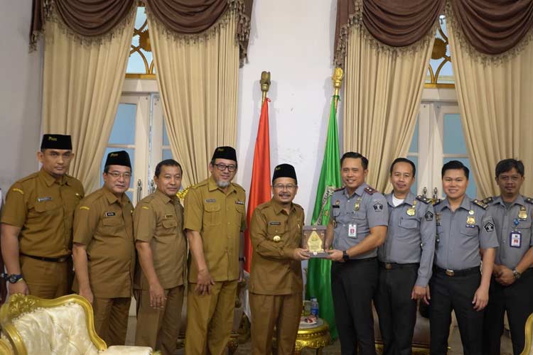 Kakanim Kelas I TPI Malang dan jajaran saat melakukan kunjungan ke kantor Pj Bupati Pasuruan, Selasa (16/7/2024). (Foto: Kantor Imigrasi Malang for TIMES Indonesia)