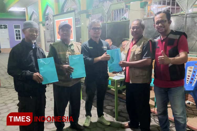 Lurah Loktuan Supriadi bersama Ketua Satgas Anti Narkoba Muhammad Kusnadi saat memberikan cenderamata kepada Ketua RT (Foto: Kusnadi/TIMES Indonesia)