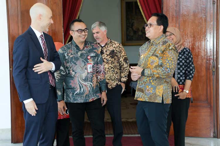 Pj Gubernur Adhy saat menerima kunjungan Konsulat Jenderal Amerika Serikat di Surabaya, Christopher Green di Gedung Negara Grahadi Surabaya, Selasa (16/7/2024).(foto: Dok.Humas Pemprov Jatim)