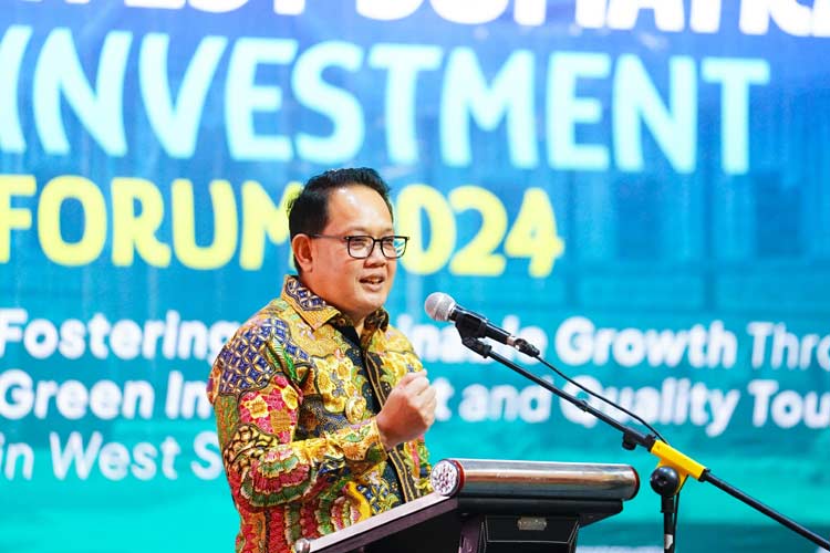 Pj Gubernur Adhy memberikan sambutan saat membuka West Sumatera Investment Forum 2024 di Hotel Mercure Grand Mirama Surabaya, Rabu (17/7/2024).(Dok.Humas Pemprov Jatim)