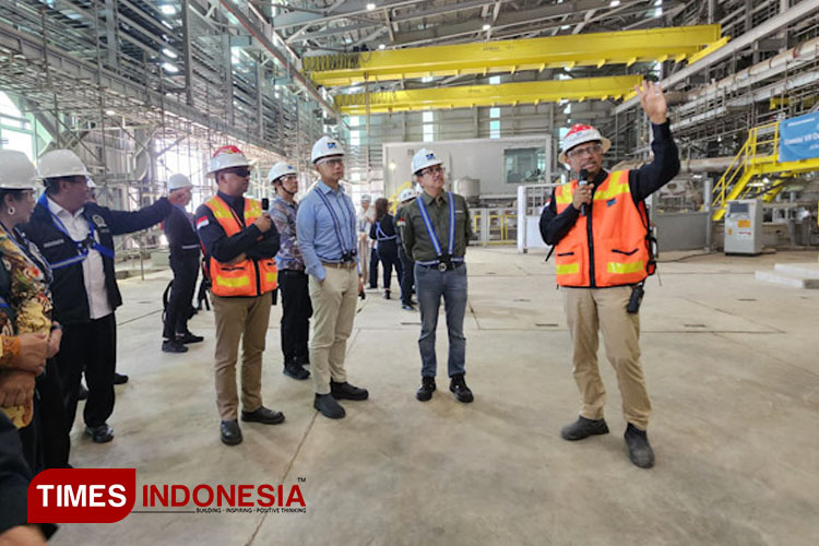 Rombongan Komisi VII DPR RI saat mengunjungi Smelter PTFI di KEK Gresik (Foto: Akmal/TIMES Indonesia).