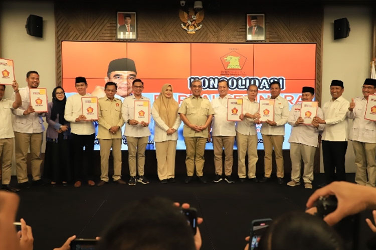 Sekjen DPP Partai Gerindra Ahmad Muzani saat menyerahkan surat tugas tunggal untuk seluruh Pilkada di NTB. Termasuk di Kabupaten Lombok Barat. (FOTO: Gerindra Lombok Barat for TIMES Indonesia)