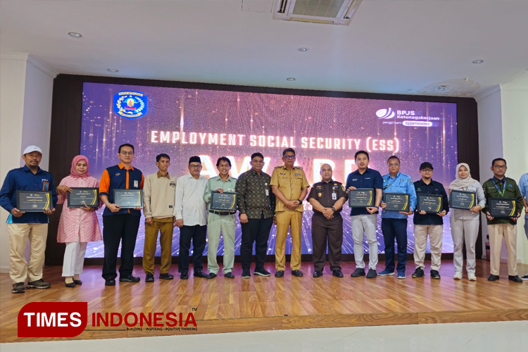 Wali Kota Bontang nemberikan penghargaan kepada perusahaan yang berkontribusi kepada BPJS Ketenagaarkan (Foto: Kusnadi/TIMES Indonesia)